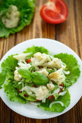salad with cauliflower, tomatoes and herbs