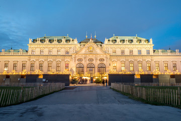 Fototapeta premium Palace Belvedere with Christmas Market in Vienna, Austria