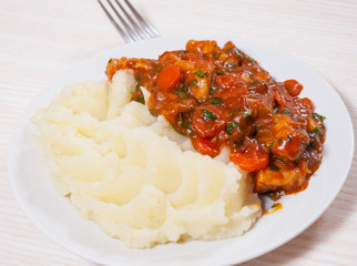 meat in sauce with mashed potatoes