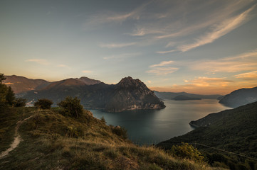 Fototapeta premium tramonto al lago d'Iseo