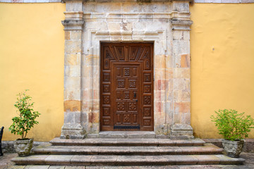 puerta principal de un edificio antiguo
