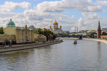 Obraz premium Kremlin embankment at the Moscow center with the kremlin wall, Moskva river and boat on it