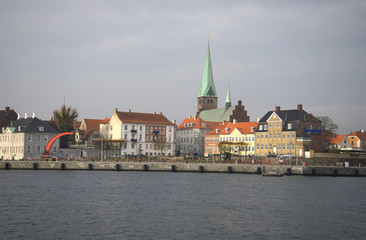 Fototapeta na wymiar Морская набережная города Хельсингер. Дания