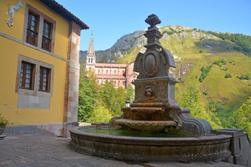Obraz premium Fuente de piedra en el Santuario de Covadonga, Asturias