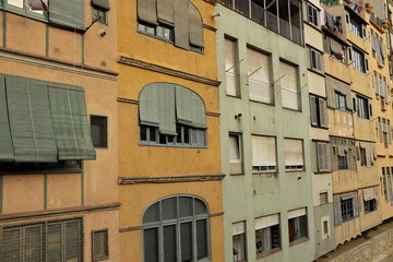 Obraz premium Façades anciennes avec stores en bois