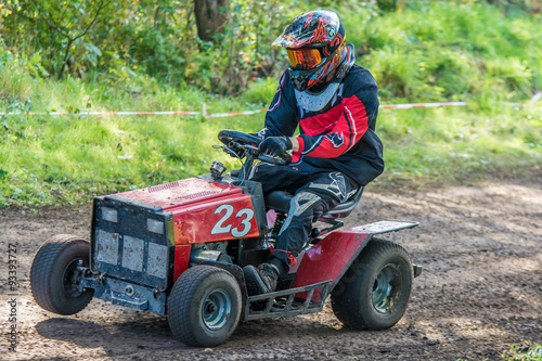 "Detailaufnahme eines Rasentraktors beim Rennen" Immagini e Fotografie