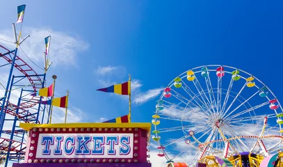Deurstickers Ticket Booth en carnavalsritten tegen de blauwe lucht © bryanpollard