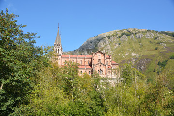 Fototapeta na wymiar santuario de Covadonga, Asturias, España