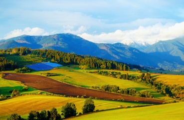 Obraz premium Solar power plant in the mountains on meadow
