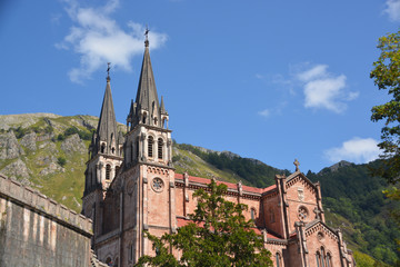 Fototapeta na wymiar Santuario de Covadonga en Asturias