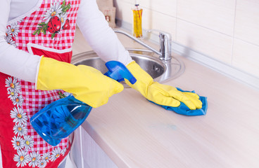 Cleaning kitchen countertop