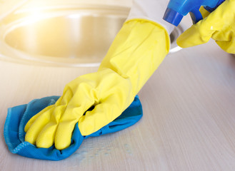 Cleaning kitchen countertop