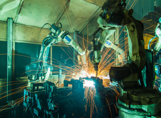 Team welding robots represent the movement. In the automotive parts industry.