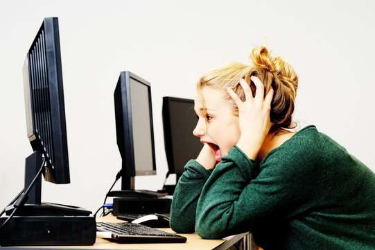 Studentin blickt geschockt in ihren PC