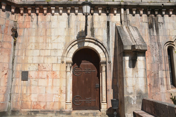 Puerta de madera en los muros de piedra de un castillo