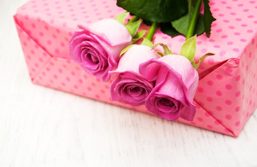 Pink  roses and gift box