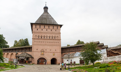 Вид стен и башен Спасо-Евфимиева монастыря в городе...