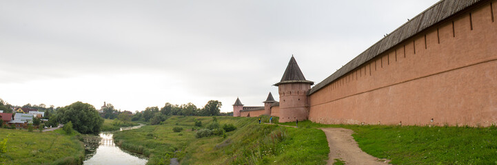 Панорама речки Каменка и Спасо-Евфимиева монастыря в городе Суздаль. Россия.