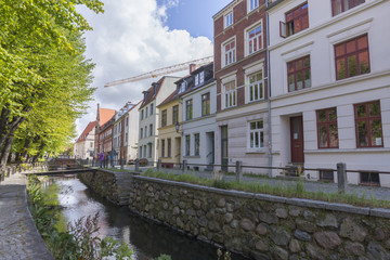 Fototapeta na wymiar Kanal mit Natursteinwand