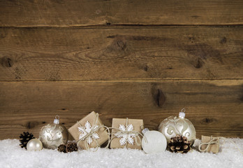 Dunkelbrauner alter Holz Hintergrund mit Weihnachtsdekoration in braun und weiß.