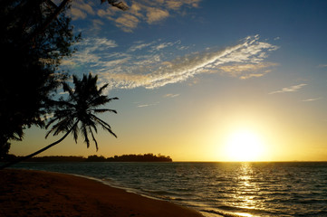 Fototapeta na wymiar Sonnenaufgang auf tropischer Insel