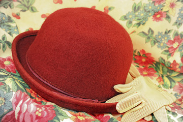 Brick red hat and gloves