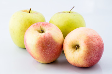 Mele rosse e gialle, frutta frecsa di stagione autunnale, mele sbucciate