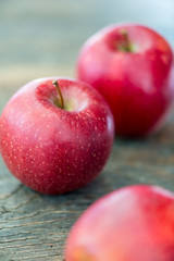 Braeburn Äpfel auf Holzbrett