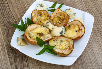 Baked pear with blue cheese