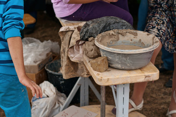 children learn pottery