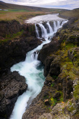 Obrazy na Plexi  Wodospad w kanionie Kolugil