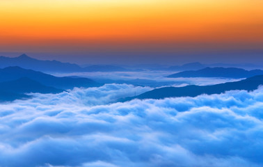 Obraz premium Seoraksan mountains is covered by morning fog and sunrise in Seo