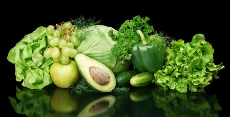 Fototapety  Zbiór zielonych warzyw i owoców na czarno