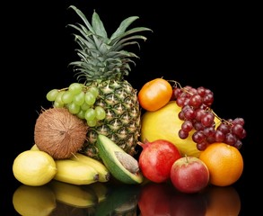 Obrazy  Grupa wielu owoców-winogrona, granat, awokado na białym tle