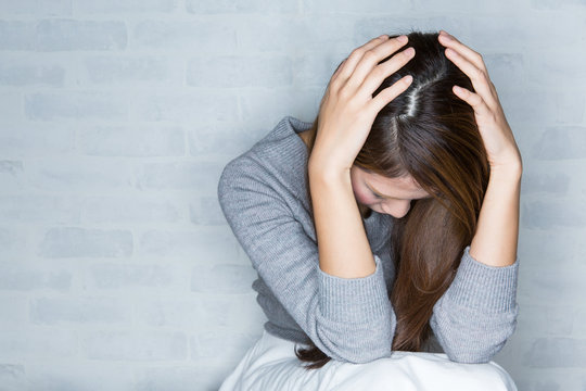 頭を抱える女性