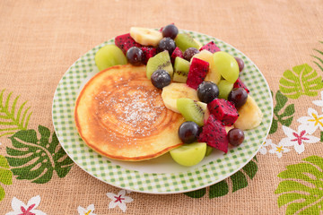 おいしそうなパンケーキとフルーツ