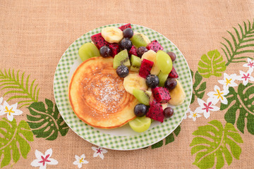 おいしそうなパンケーキとフルーツ