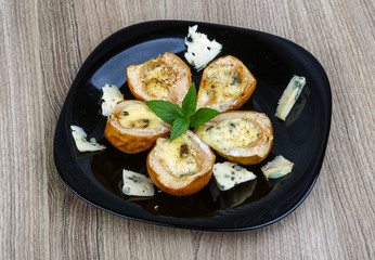 Baked pear with blue cheese