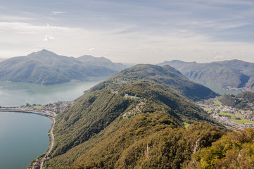 Melide, Stadt, Ortschaft, Damm, Seedamm, Zugverkehr, Uferweg, See, Lago di Lugano, San Salvatore, Aussichtspunkt, Berge, Wanderweg, Grancia, Herbst, Tessin, Schweiz