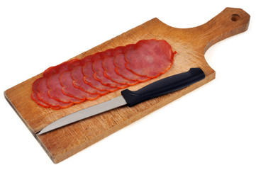 Tranches de lomo de porc sur une planche à découper