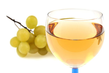 Verre et vin blanc et grappe de raisin