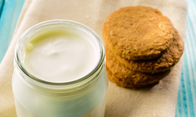 Yogurt naturale e biscotti di cereali, fuoco selettivo, close-up