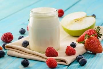 Colazione salutare, yogurt e frutta, fuoco selettivo