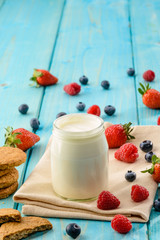 Colazione salutare, yogurt, frutti di bosco e biscotti, texture, fuoco selettivo