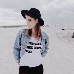 девушка в шляпе на белом песке