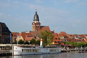 Foto auf Acrylglas Antireflex Tor Ausflugsdampfer im Stadthafen Waren Müritz