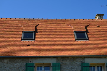 Toiture neuve avec deux fenêtres.