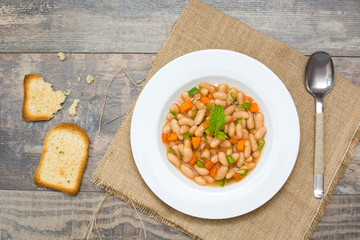 white beans with carrot and green pepper
