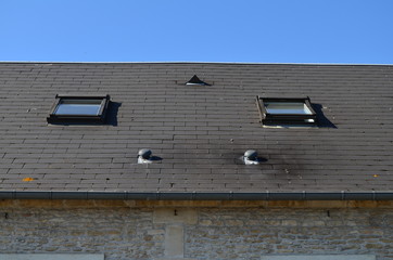 Toiture aves fenêtres et ventilations.