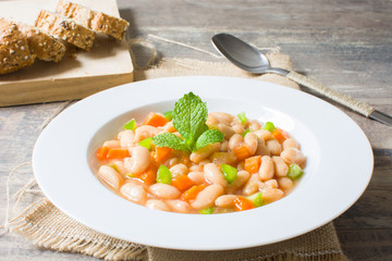 white beans with carrot and green pepper
